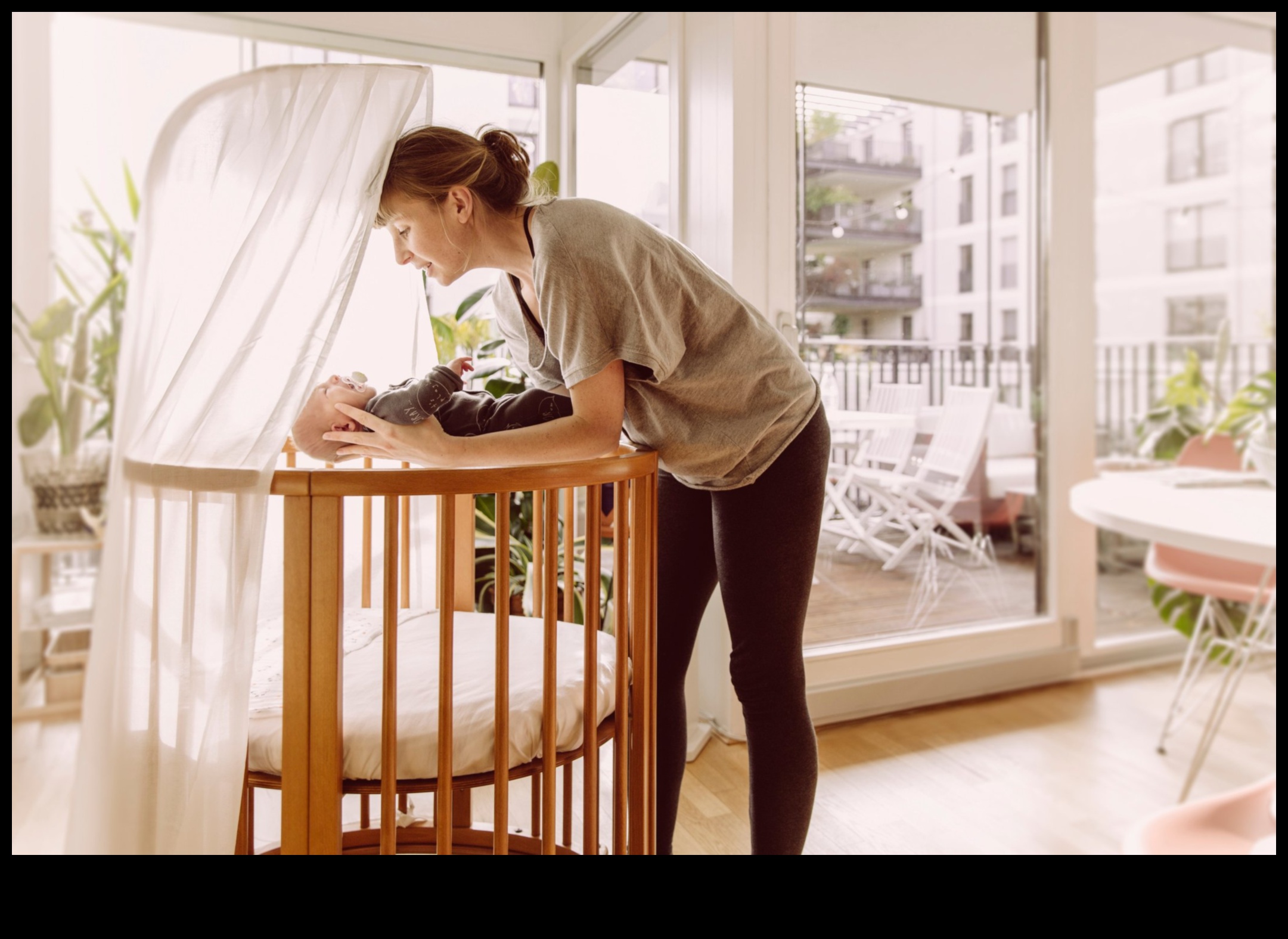 Eleganta gultiņas: stilīgas guļamtelpas modernai mazuļa attīstībai