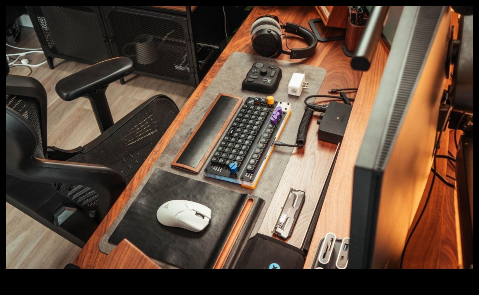 Bezvadu darbvieta: piederumi klēpjdatora iestatīšanai bez traucējumiem