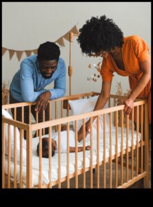 Eleganta gultiņas: stilīgas guļamtelpas modernai mazuļa attīstībai