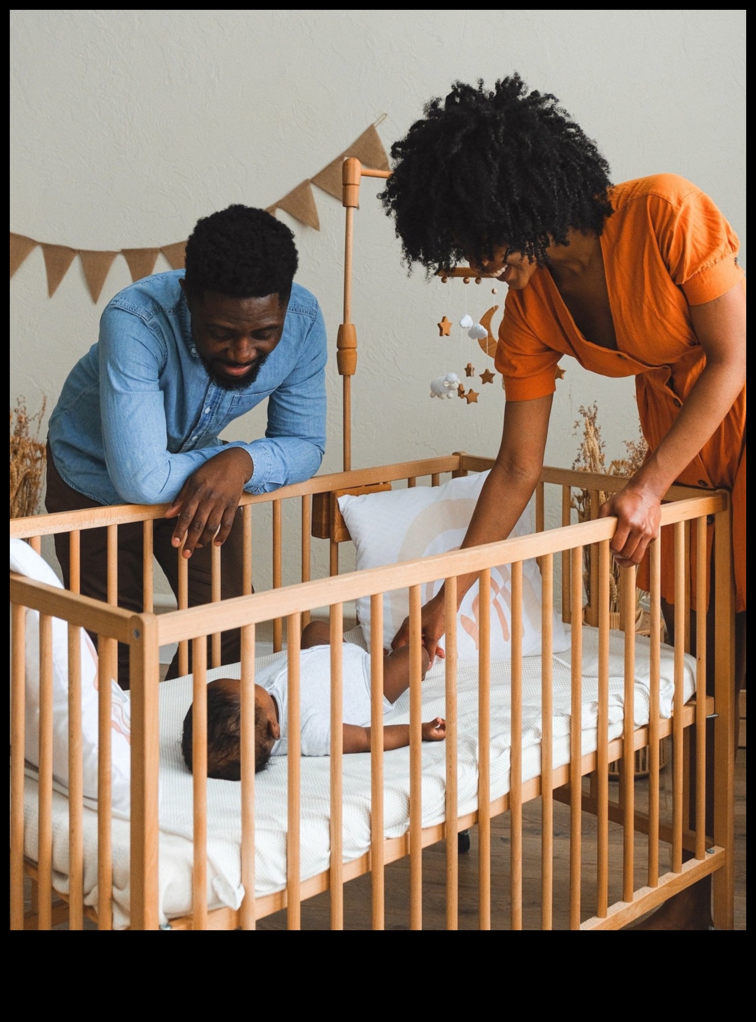 Eleganta gultiņas: stilīgas guļamtelpas modernai mazuļa attīstībai