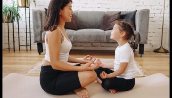 Pašreizējais vecāks, plaukstošs bērns: apzināta ģimenes dzīve