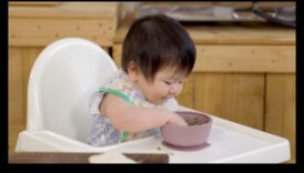 Plīvojoša jautrība: rotaļīgu mirkļu iekļaušana mazuļa attīstībā