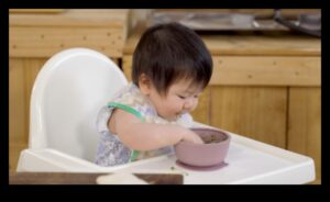 Plīvojoša jautrība: rotaļīgu mirkļu iekļaušana mazuļa attīstībā