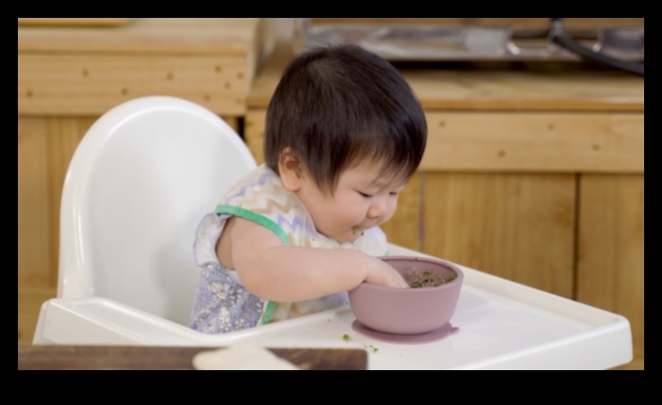 Plīvojoša jautrība: rotaļīgu mirkļu iekļaušana mazuļa attīstībā