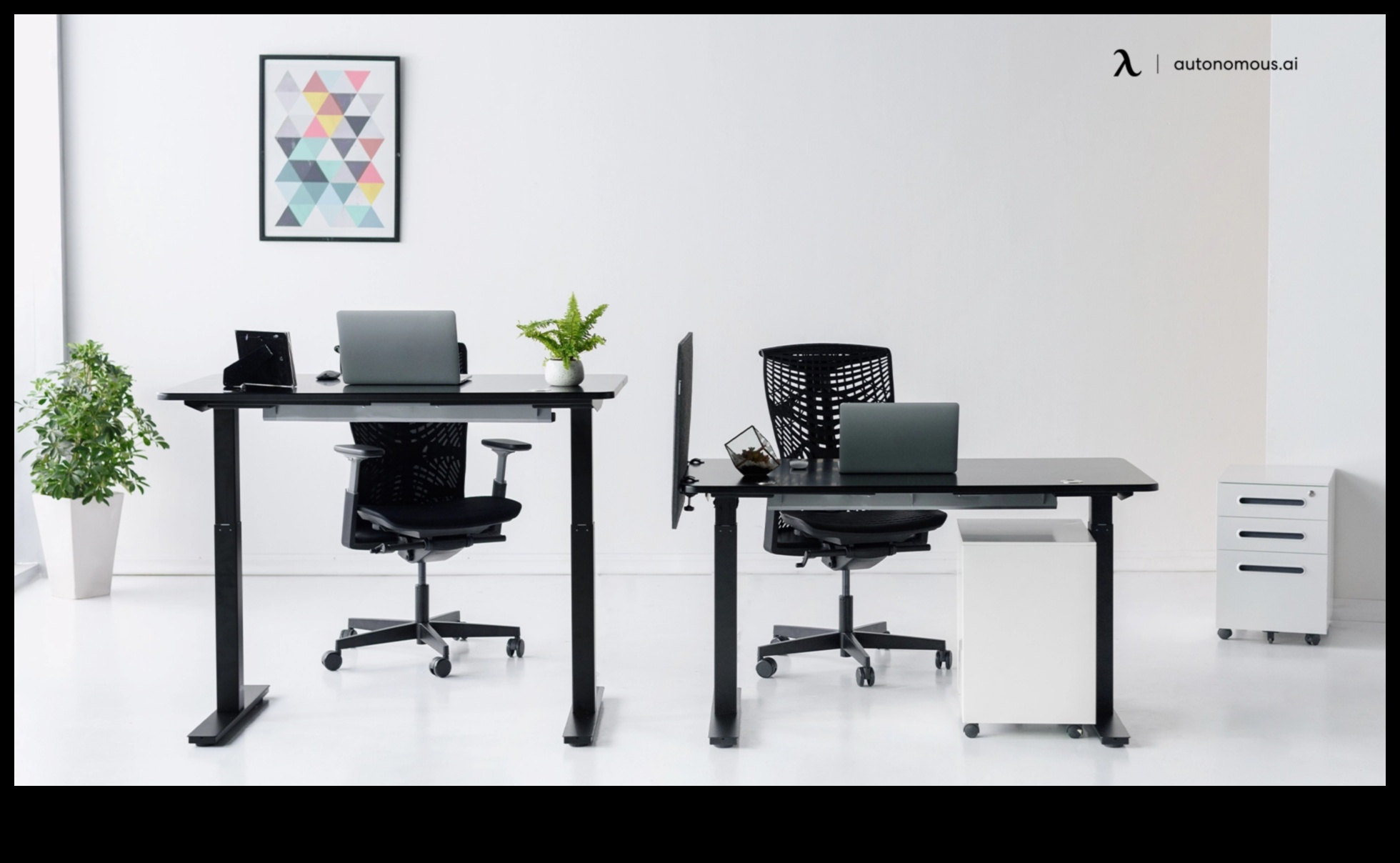 Viedās mēbeles: biroja elektronika integrēta stilīgās mēbelēs